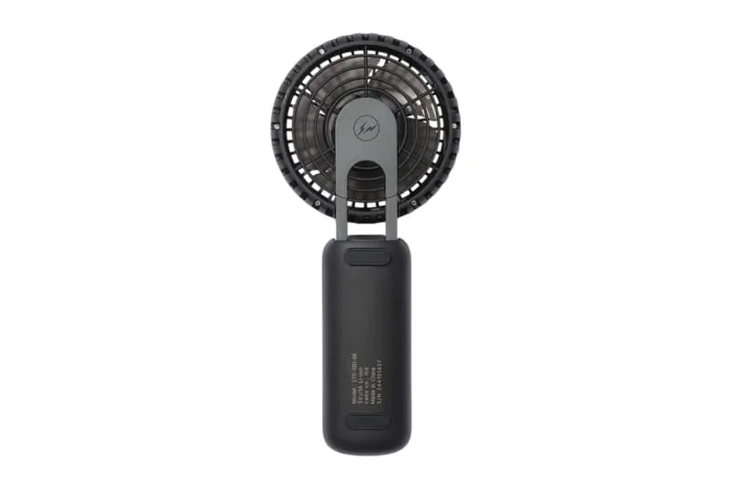 Ventilateur portable noir avec poignée compacte.