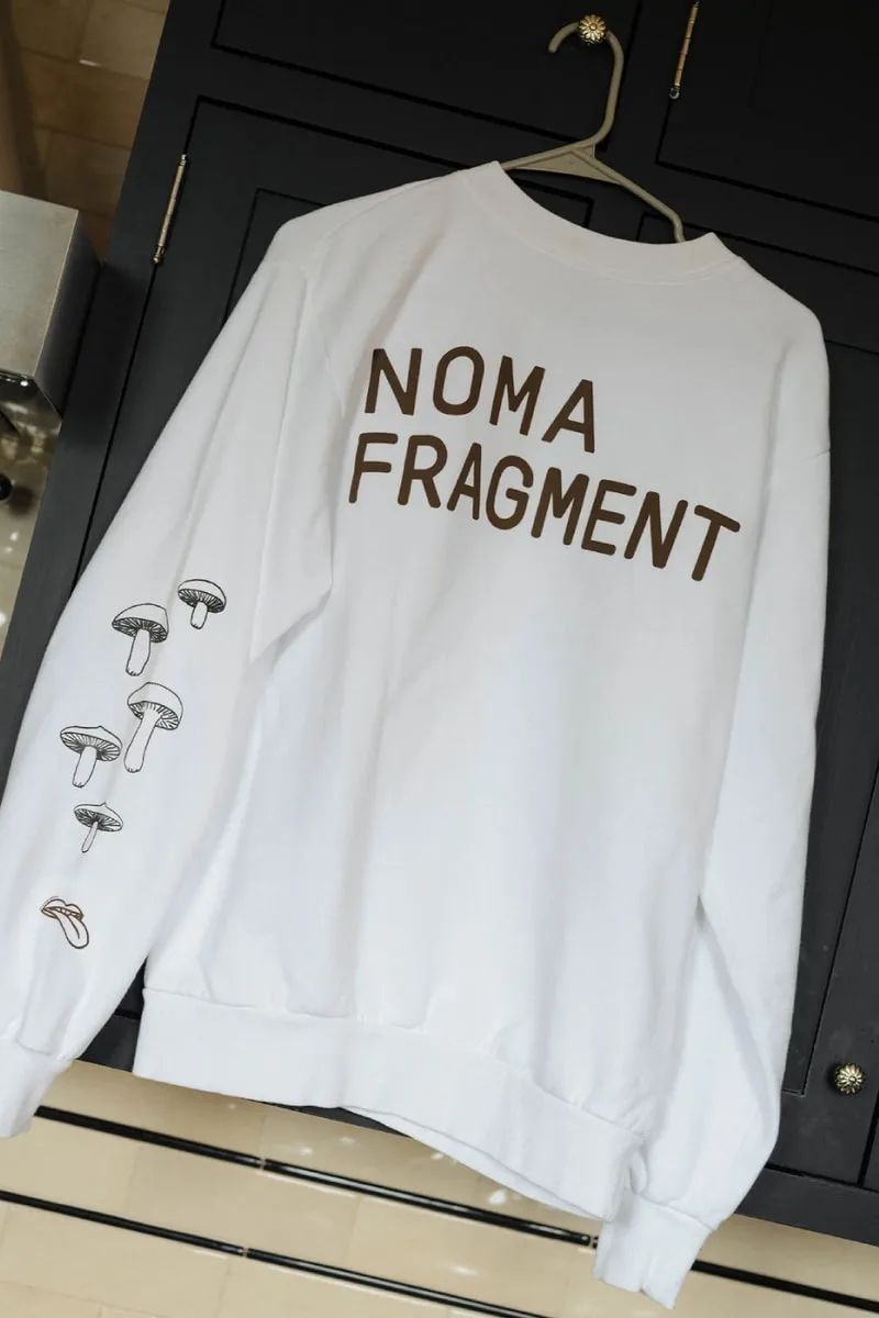 Sweat-shirt blanc avec texte et illustrations de champignons.