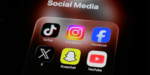Icônes d'applications de médias sociaux sur un écran de smartphone.