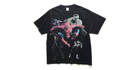 T-shirt noir avec super-héros imprimés en couleur