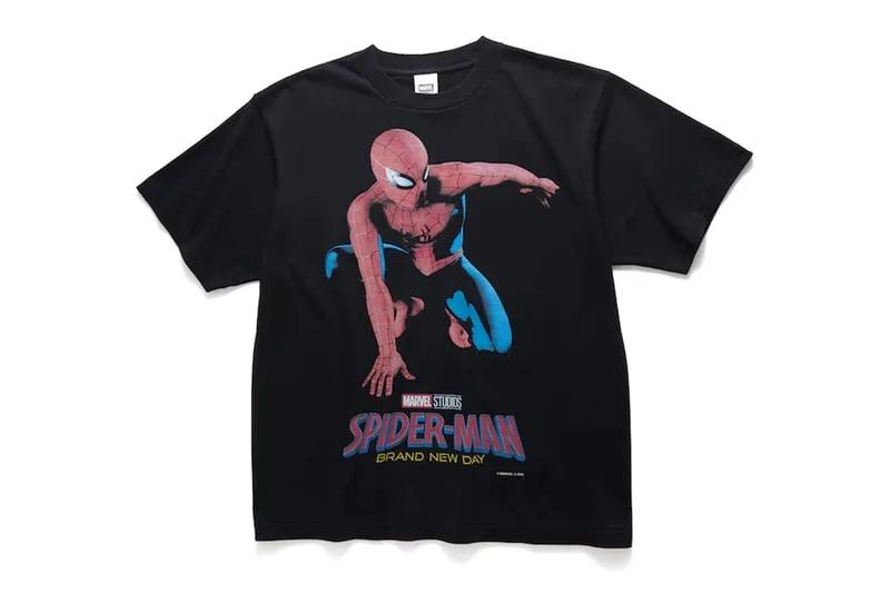 T-shirt noir avec Spider-Man en rouge et bleu, texte 'Brand New Day'.