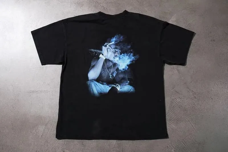 freaks-store-rend-hommage-a-2pac-avec-des-t-shirts-vintage-en-edition-limitee/carousel-3.jpg