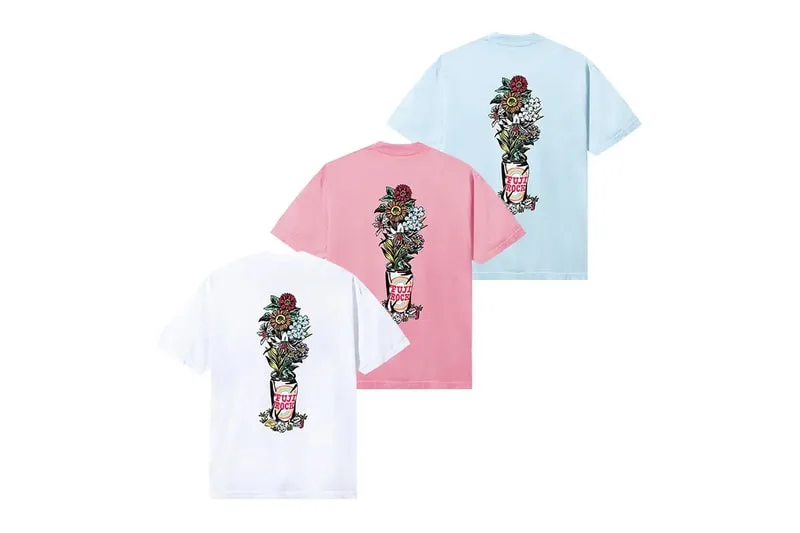 Trois t-shirts avec motif floral au dos sur fond blanc, rose et bleu.