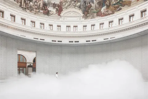 Intérieur spacieux avec plafond peint, homme dans un nuage.
