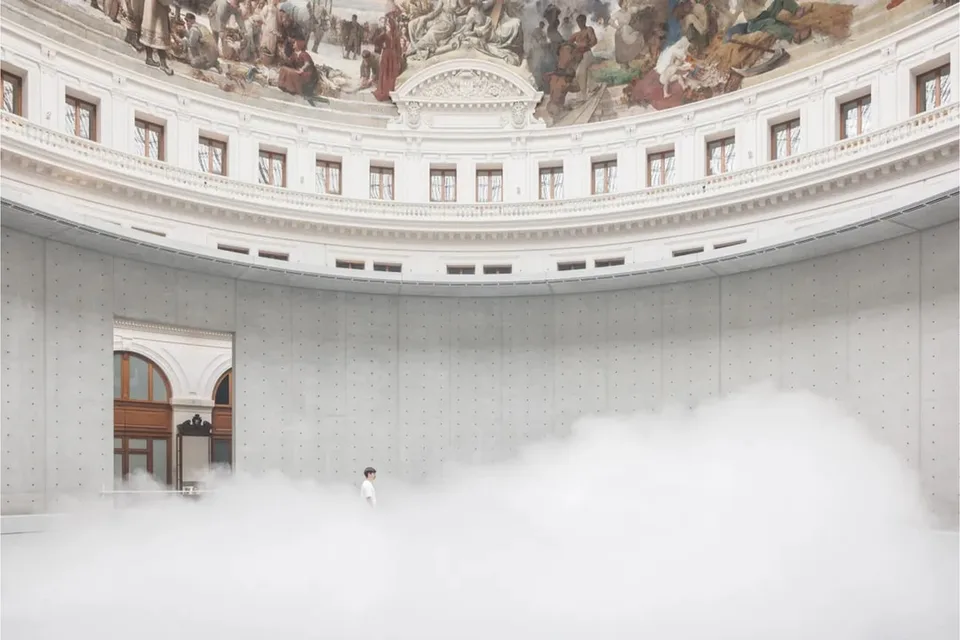 Intérieur spacieux avec plafond peint, homme dans un nuage.