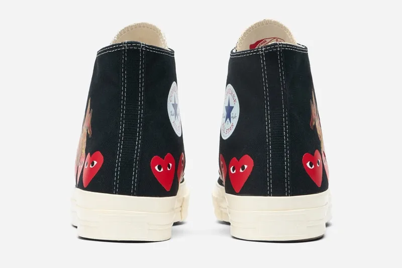 Basket montante noire avec motifs cœur et étoile à l'arrière.