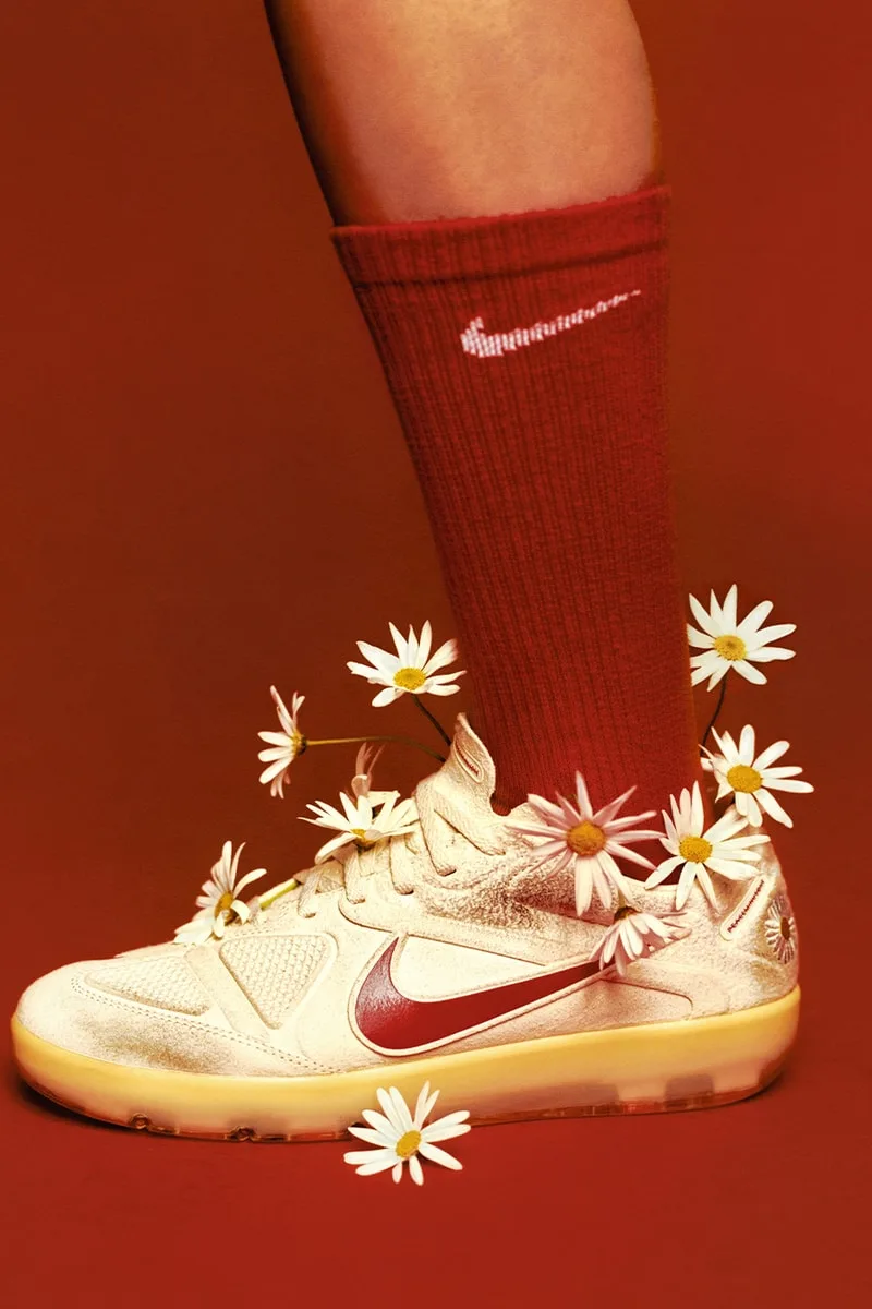 Baskets crème avec fleurs, chaussettes rouges avec logo blanc