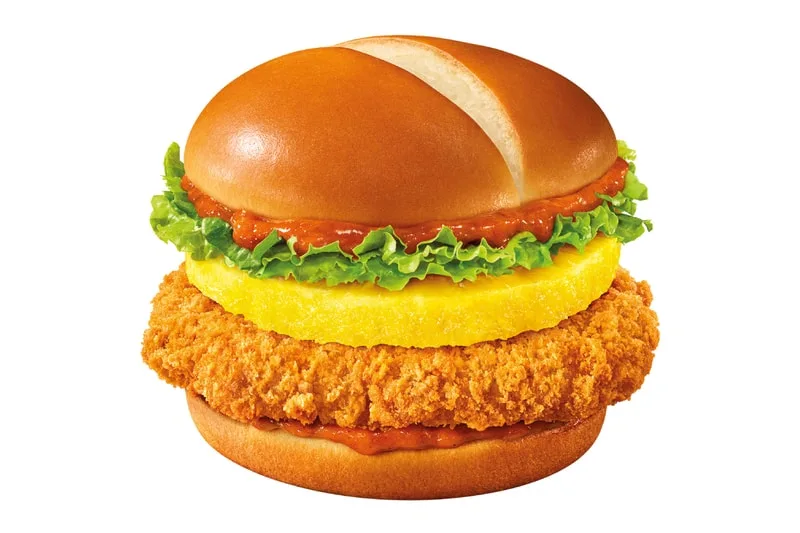 Hamburger au poulet frit avec ananas et sauce, sur un pain brioché.