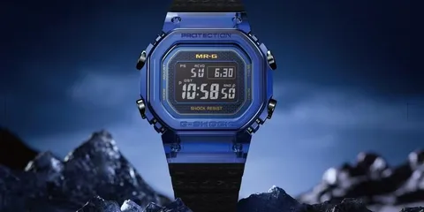 Montre numérique bleue G-Shock sur fond de rochers