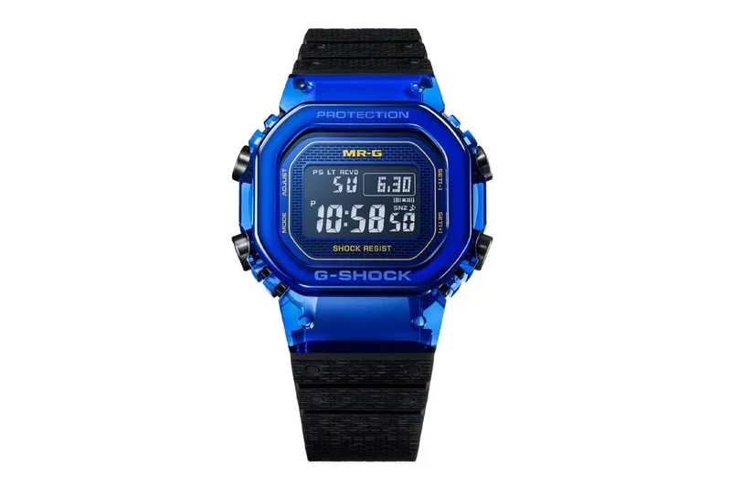 Montre G-SHOCK bleue avec affichage numérique et bracelet noir.