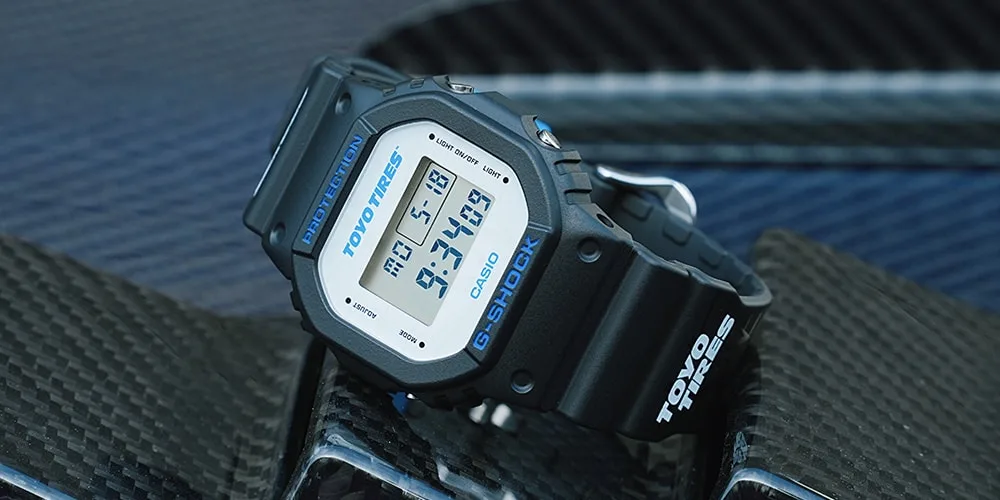 Montre numérique Casio G-Shock noire sur fond de fibre de carbone.