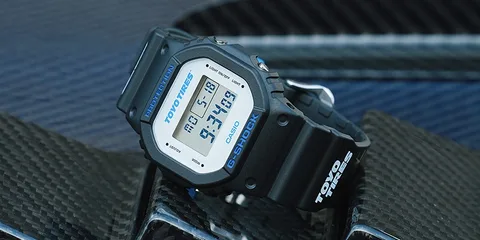 Montre numérique Casio G-Shock noire sur fond de fibre de carbone.