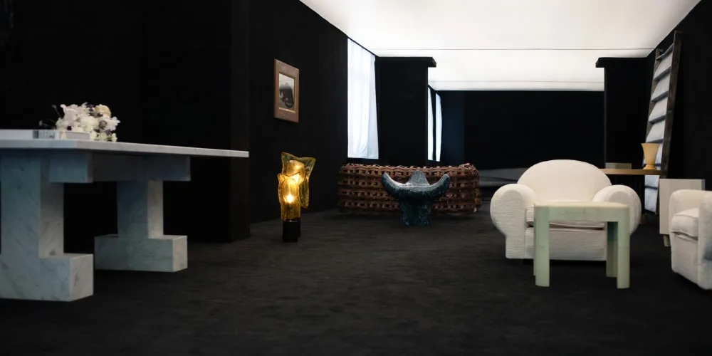 Salon moderne avec meubles uniques et œuvres d'art.
