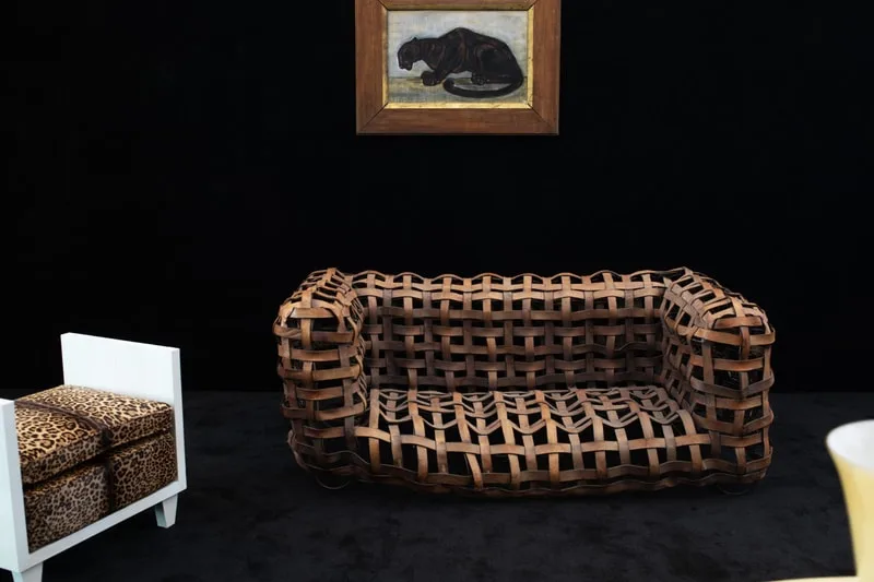 Canapé tressé marron avec cadre panthère et tabouret imprimé léopard