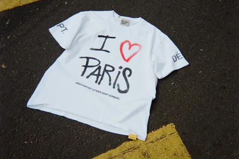 T-shirt blanc avec 'I ❤️ PARIS' en gros caractères noirs et rouges