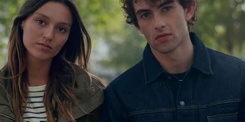 Un homme et une femme en vêtements décontractés dehors.