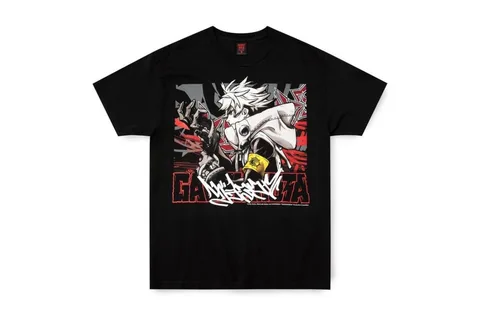 T-shirt noir avec graphique d'anime et graffiti.