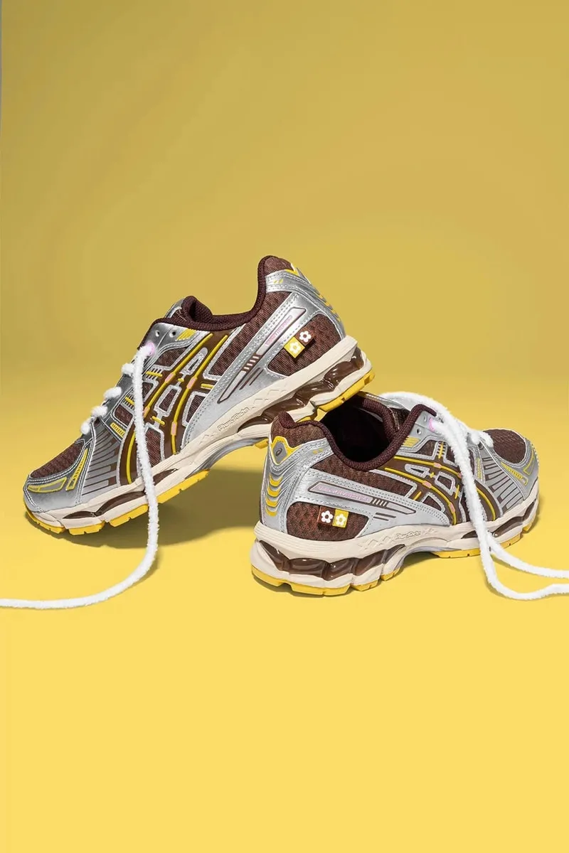 Chaussures de sport brunes et jaunes sur fond jaune.