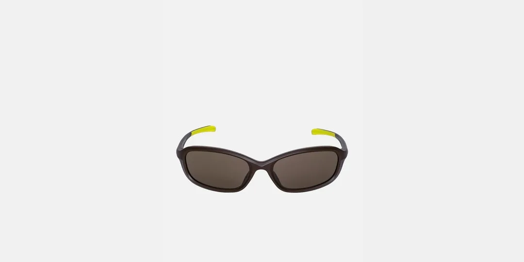 Lunettes de soleil avec monture noire et branches jaunes