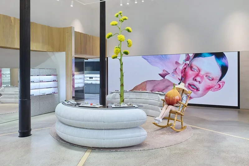 Intérieur moderne avec art numérique et mobilier unique.