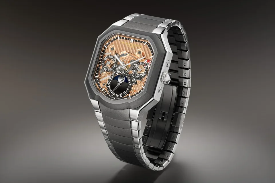 Montre argentée avec cadran complexe et calendrier lunaire.