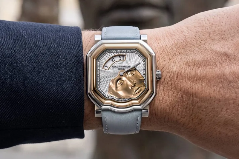 Montre avec cadran décoratif sculpté sur poignet.