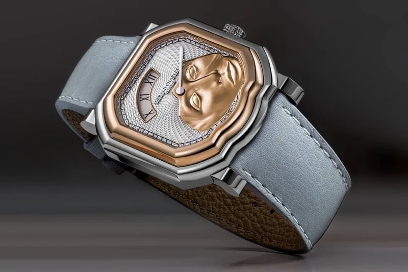 Montre avec cadran en relief doré et bracelet en cuir bleu clair.