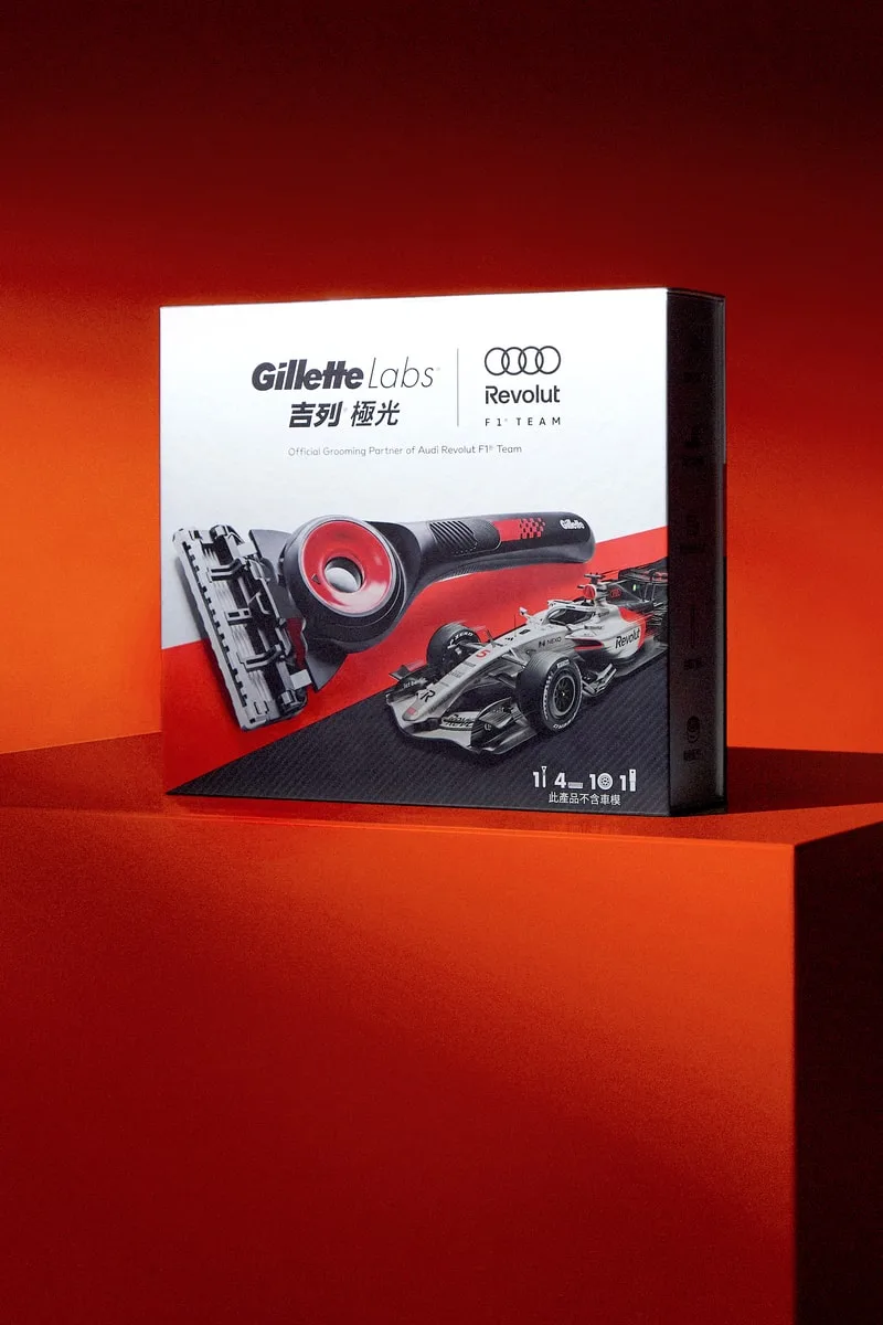 Rasoir GilletteLabs avec boîte et voiture de course en fond rouge.