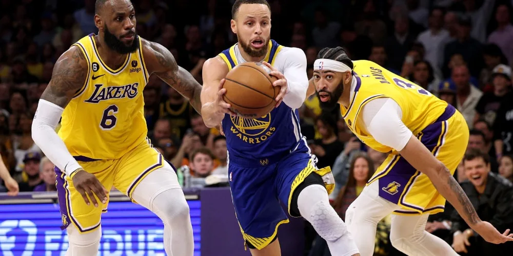 Joueurs de basketball en action sur le terrain.