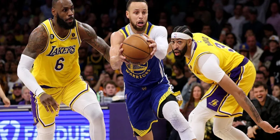 Joueurs de basketball en action sur le terrain.