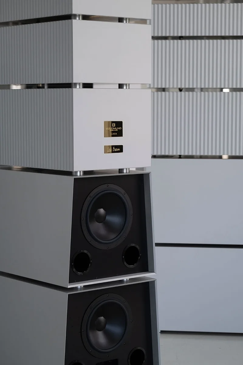 Enceinte acoustique moderne blanche et noire.