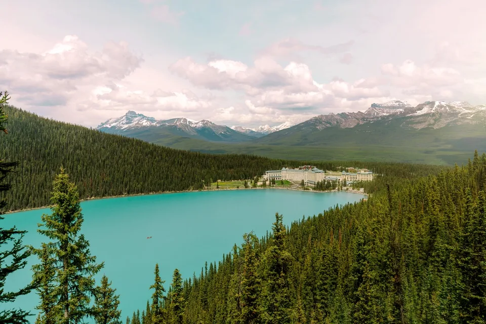 Parcours de golf, paysages de montagne et moments de détente au Fairmont Banff Springs, au Château Lake Louise et au Jasper Park Lodge