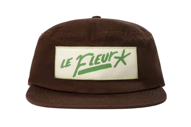 Casquette marron avec logo 'Le Fleur' vert sur fond crème.