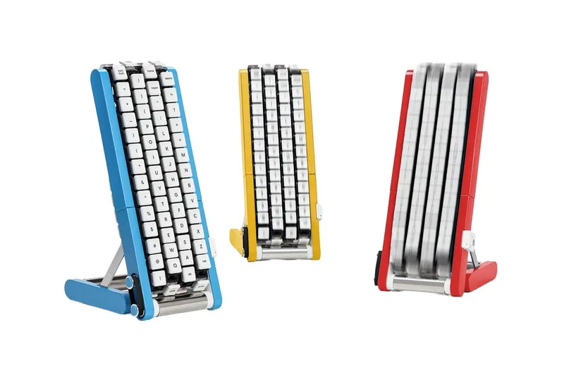 Trois claviers verticaux colorés sur support ajustable.