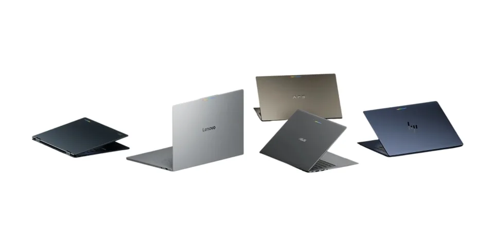 Cinq ordinateurs portables de différentes marques alignés.
