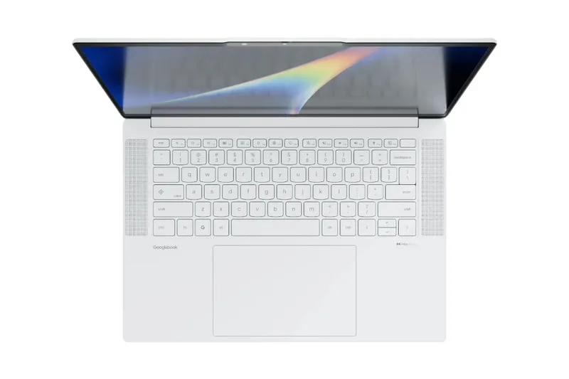 Vue d'en haut d'un ordinateur portable blanc ouvert avec clavier rétroéclairé.