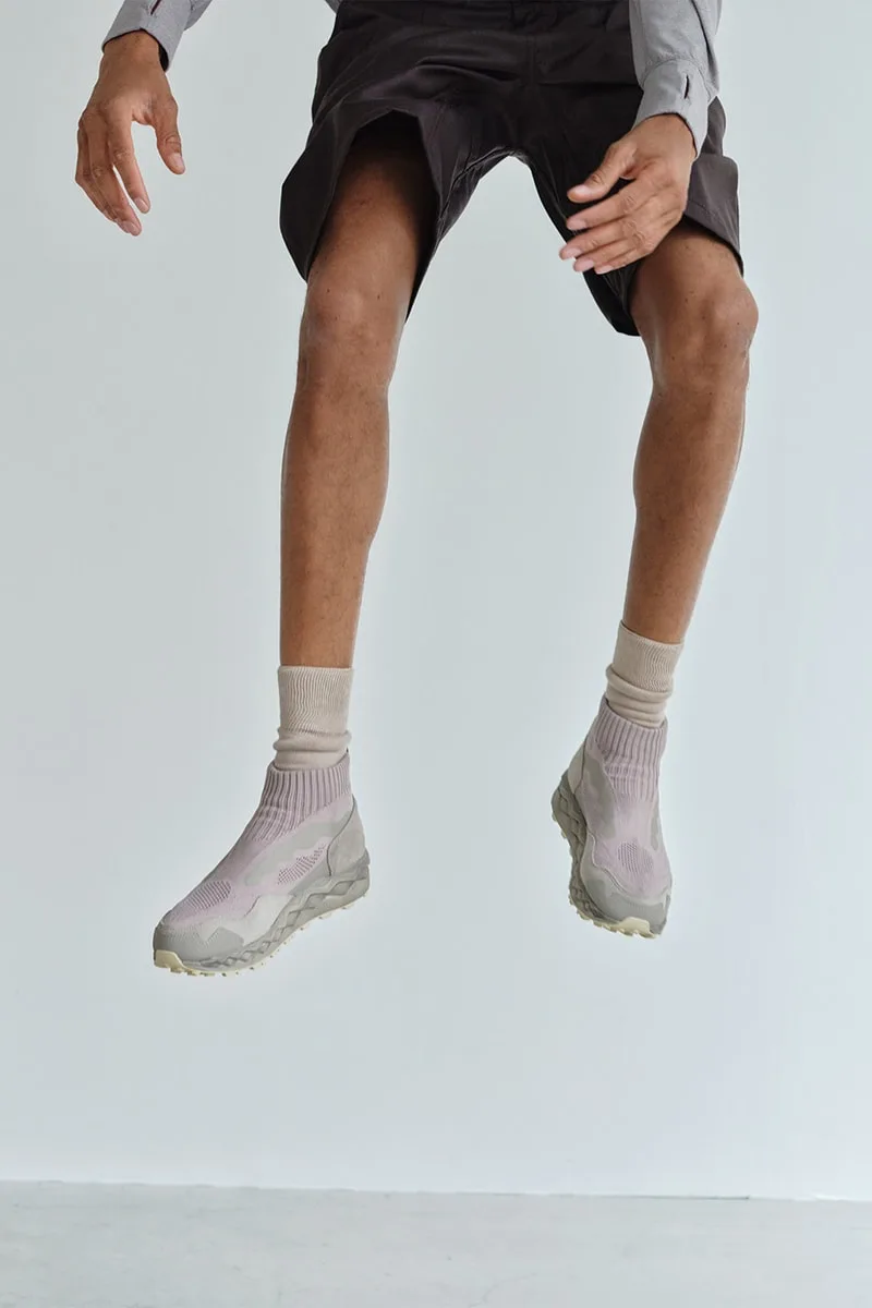 Personne portant des baskets et sautant en l'air.