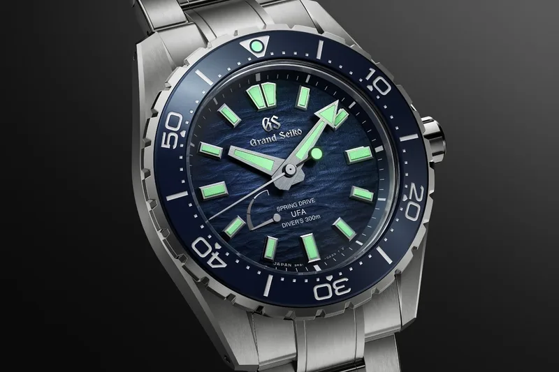 Montre de plongée Grand Seiko avec cadran bleu et bracelet en métal.