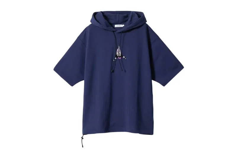 T-shirt bleu à capuche et manches courtes avec logo brodé.