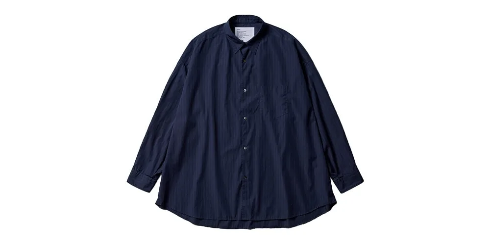 Chemise ample bleue à manches longues.