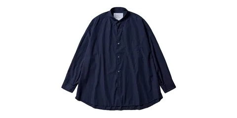 Chemise ample bleue à manches longues.