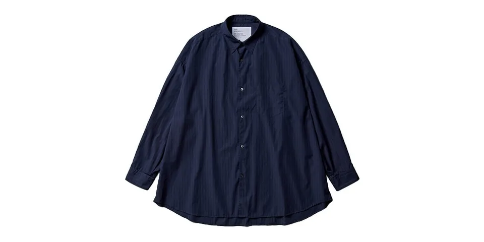 Chemise ample bleue à manches longues.