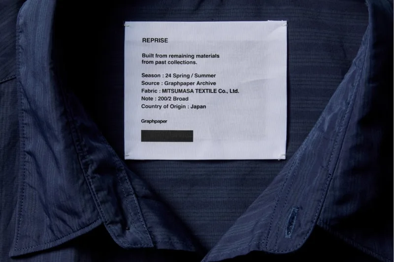 Étiquette d'une chemise en tissu bleu, détails de fabrication.