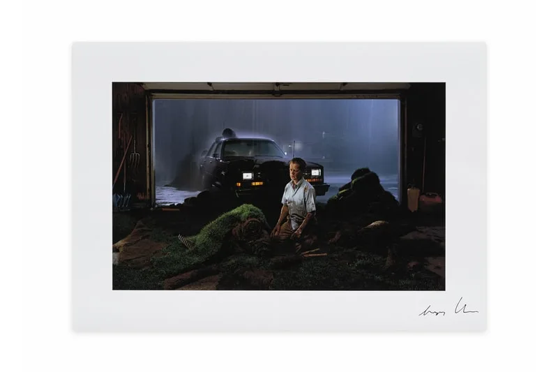 gregory-crewdson-lobscurite-des-banlieues-revelee/carousel-1.jpg