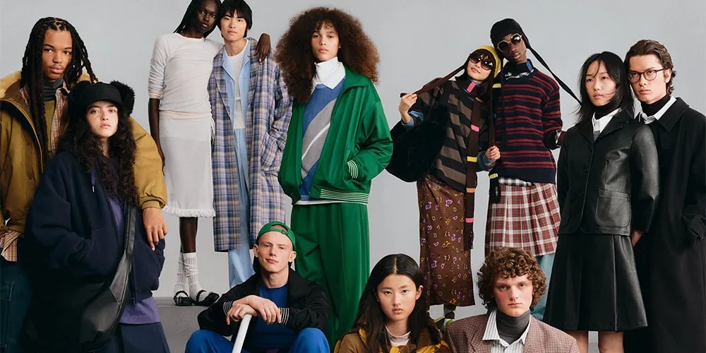 Groupe divers en vêtements variés posant pour une photo de mode.