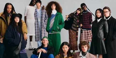 Groupe divers en vêtements variés posant pour une photo de mode.