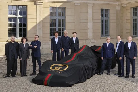Voiture couverte avec des personnes en costumes posant autour.