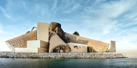 Bâtiment moderne près de l'eau avec structure complexe.