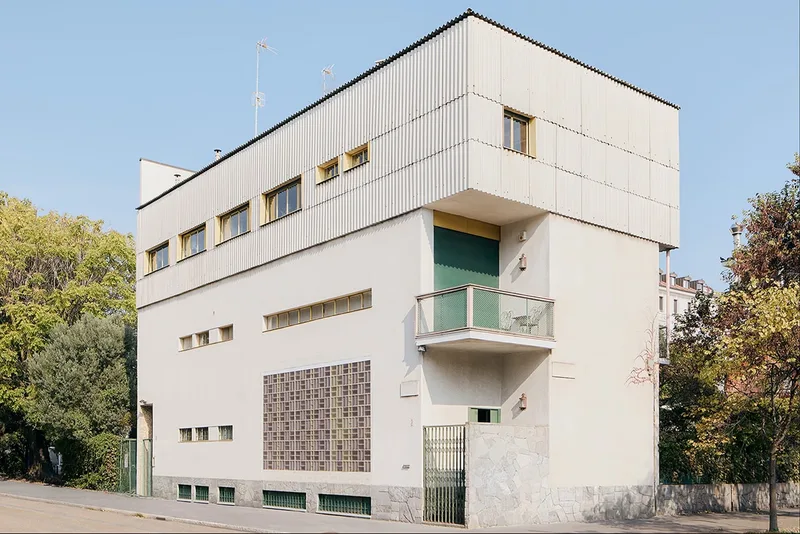 Bâtiment moderne aux lignes épurées et fenêtres rectangulaires.