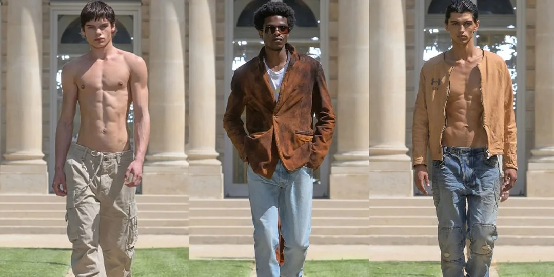 Défilé de mode avec trois mannequins masculins en jeans et vestes.